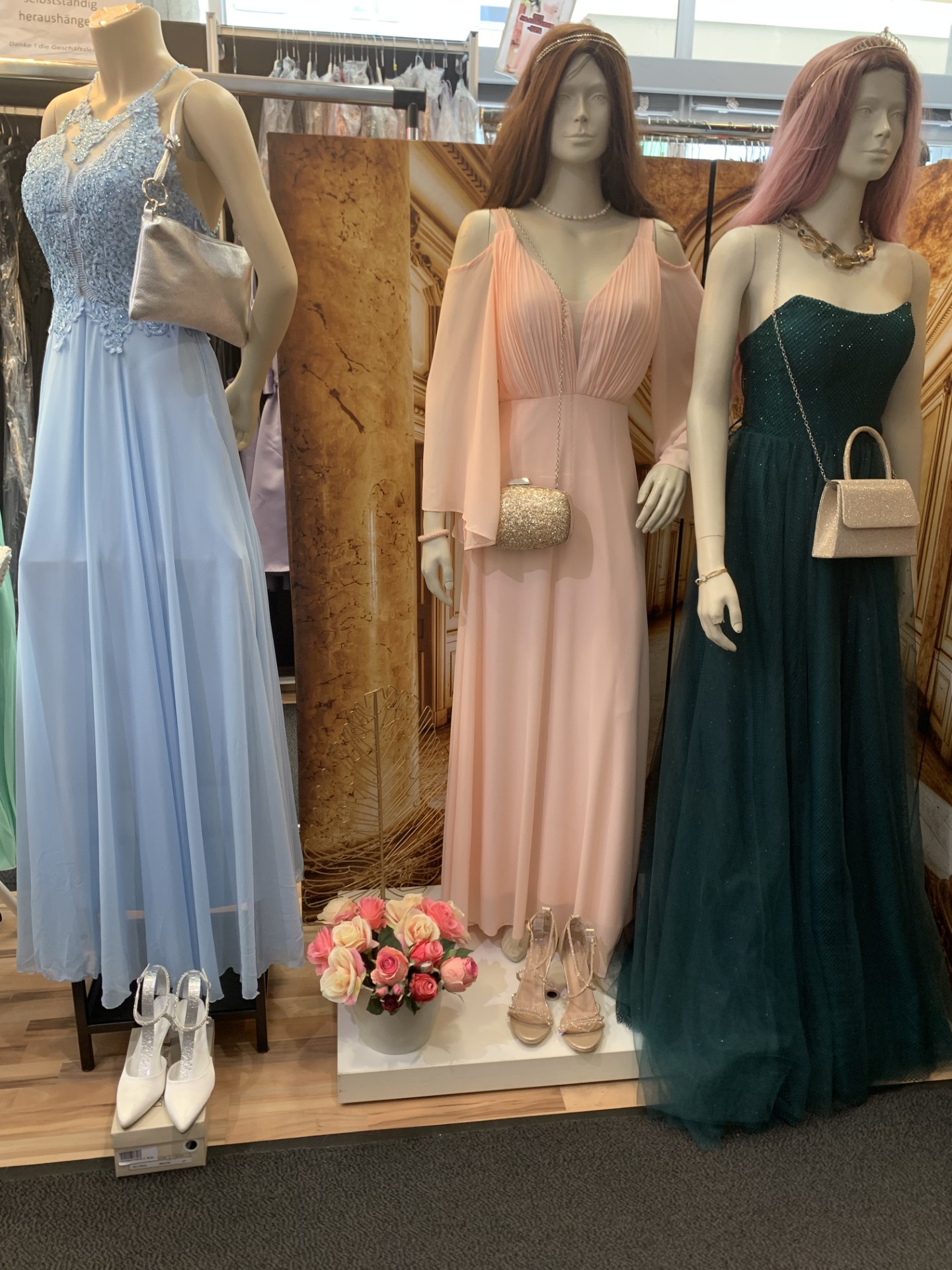 ANLASSMODE FÜR FIRMUNG, KONFIRMATION UND HOCHZEITEN EINGETROFFEN